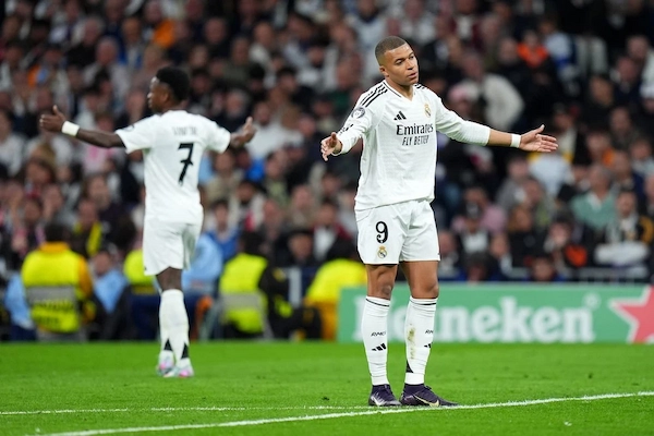 Real Madrid bị UEFA phạt vì cổ động viên phân biệt chủng tộc