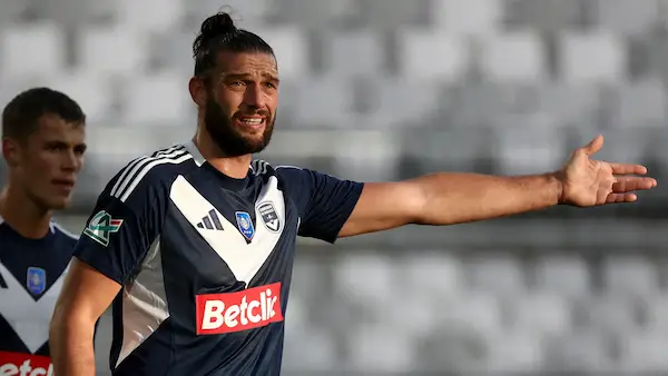 Andy Carroll gặp rắc rối pháp lý nghiêm trọng gì tại sân bay?