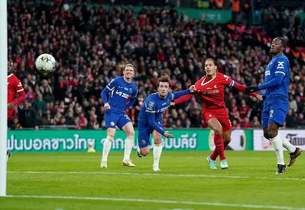 Virgil van Dijk mang Carabao Cup về cho Liverpool