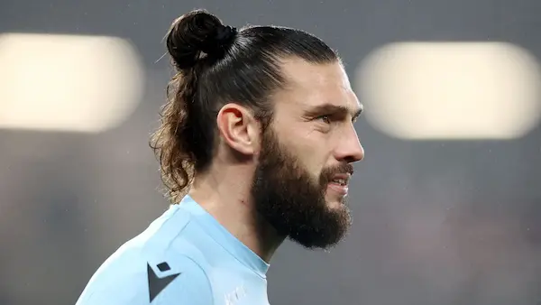 Andy Carroll gặp rắc rối pháp lý nghiêm trọng gì tại sân bay?